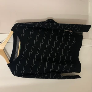 Zadig Voltaire tröja - Säljer min näst intill oanvända svarta&silverglittriga zadig tröja då den inte kommer till användning! Kontakta mig om du är intresserad 💜 Nypris: Ca 1200-1300