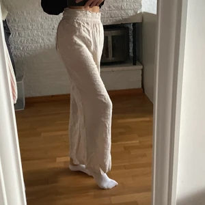 Linnebyxor - Jag säljer dessa fina linnebyxor i storlek M, de är köpa för 199kr på hm. De är använda 2-3 gånger. Säljer de för 79kr + frakt☺️