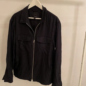 Overshirt  - Blå overshirt ifrån h&m, underbart material!! 