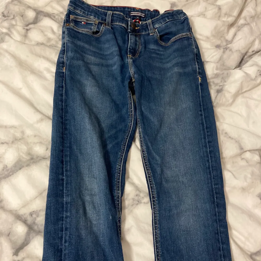 Jeans i bra kvalite dock så har där man spänner gått sönder (bild två) men funkar fortfarande att använda🥰. Jeans & Byxor.