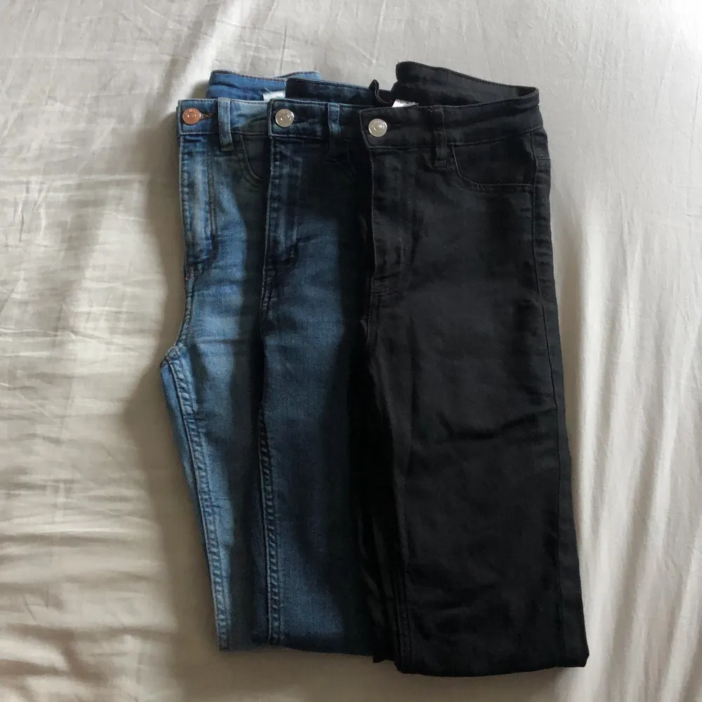 Använd ett få par gånger men riktigt bra skick. Sitter bra och passar för 155-160cm +. High Waist. 3 Par skinny jeans i olika färger, ljusblå, mörkblå och svart. . Jeans & Byxor.