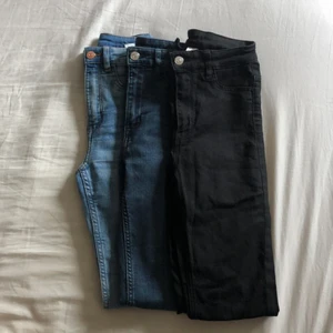 Skinny jeans  - Använd ett få par gånger men riktigt bra skick. Sitter bra och passar för 155-160cm +. High Waist. 3 Par skinny jeans i olika färger, ljusblå, mörkblå och svart. 