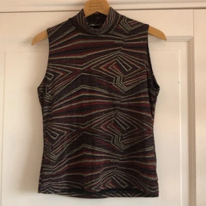 Glittrig polo - Jätte fin glittrig polo i storlek M! I fint skick, köparen står för frakten <33