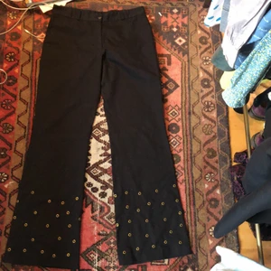 Fleard kostymbyxor med ”nitar” - Svarta kostymbyxor som är lite fleard/bootcut! Säljer pga för långa för mig tyvärr, jag är 157 rekomenderar för 160-165 <3 köparen står för frakten <3