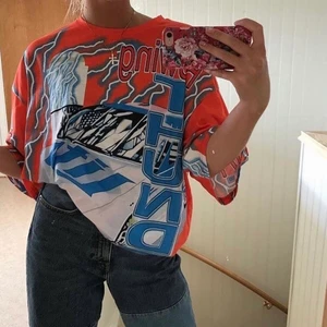 Oversized T-shirt med tryck  - Skitsnygg oversized T-shirt från shein. Säljer då det inte riktigt är min stil 🧡 