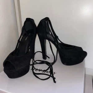 Klackskor Strl 38 - Klackskor från Nelly som används en gång i storlek 38, 200kr