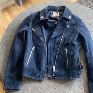 Jacka - Helt oanvänd sammet blå jacka, köpt för 699kr säljer för 380kr. Jackan är i storlek 38. Aldrig använt då den inte passar mig. Köparen står för frakten.