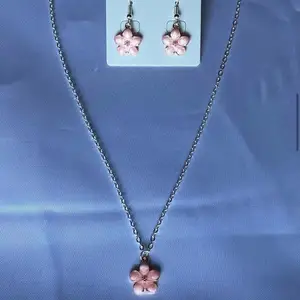 Flora earrings, Lilly necklace & Bianca braclet💗🌸💗 nu går dessa blomsmycken att köpa halsbanden kostar 35kr, armbanden 40kr och örhängena 40kr💗🌸 valfri storlek som med alla våra andra smycken💗🌸💗Kram Ellen & Moa