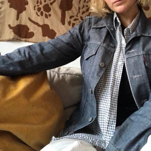 Levis jeansjacka - ”Olala!” ”Vilken stil! ”Snyggt hörru!” - bara några av komplimangerna du kommer få höra när du glider fram på stan i din nya jacka! ⚡️blå/grå jeansjacka i stl M⚡️ i helt perfekt skick!