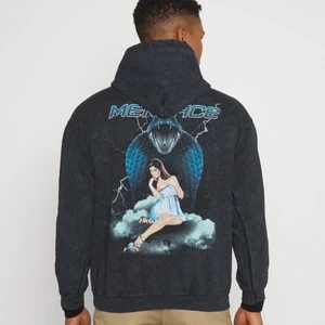 Mennace - Hoodie som jag aldrig använder/knappt använt som är i nyskick. Bilderna är tagna från hemsidan men kan såklart skicka egna bilder på hur den sitter osv. Köparen står för frakt, om det är fler intresserade så blir det budgivningen i kommentarerna. Buda från:250 ❤️ står att den är XS men är lite oversized så passar mig som är en S 🥰