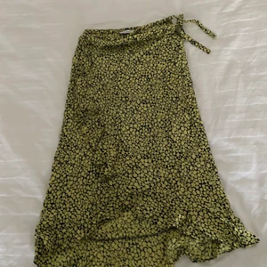 Omlottkjol från Samsoe Samsoe - Kjol från Samsoe Samsoe. Använd ett fåtal gånger. Den är svart/gul mönstrad i blommigt motiv. 