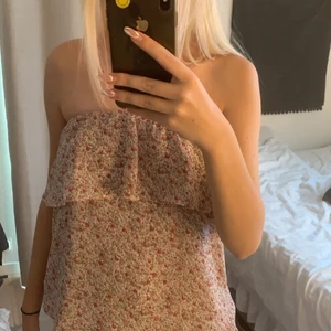 Blommig ärmlös blus strl xs - I bra skick