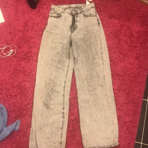 Denim bershka  - Använd några gånger men alldeles förstora i midjan, storlek 38 tror jag, väldigt snygga vida jeans annars