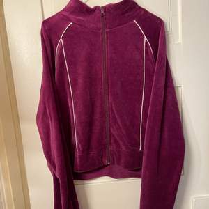 Zip up hoodie i lila velour, vita detaljer, storlek XL sitter som M/L🍇🫐