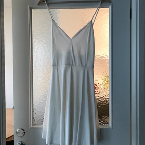 Studentklänning - Vit klänning från Bikbok, nyskick endast använd 1 gång. Betalning via swish ⭐️ 