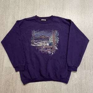 lila sweatshirt - Lila höst/vinter sweatshirt strl L. Passar bra som oversize om man har mindre strl :) 66 kr spårbar frakt.  Skicka meddelande vid frågor/fler bilder!  Notera att små defekter kan finnas då den inte är ny. Större brister nämns tydligt i annonsen/visas på bild. OBS! Bud är bindande!!!!!!! 