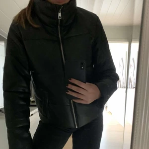 Skit snygg vinterjacka! - Skit snygg jacka nu till vintern!! Nästan aldrig använt den, Anledningen till varför jag säljer den. Den är i storlek S❤️