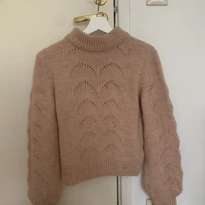 Stickad tröja  - Stickad tröja från Gina Tricot. Använd fåtal gånger. Storlek Xs men passar även S. 😊💕