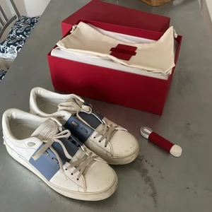 VALENTINO SKOR!!💕💗❤️ - Äkta valentino skor i strl 38! Köpta i april i år. Använda ett tiotal gånger, känns helt som nya. Köpta på NK i Göteborg. Kommer i hela orginal förpackningen med äktoghetsbevis, dust bag, extra skosnören! Orginal pris 5090kr. Bud är bindande och jag står för frakt!❤️‍🔥😍👌