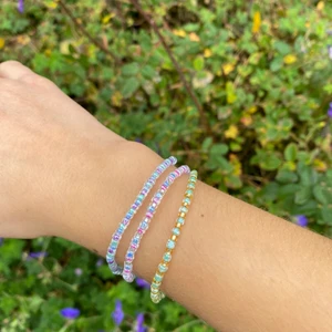 Hemmagjorda armband  - Detta är 3 st hemmagjorda armband som är gjorda av rocaillespärlor!!💕💕