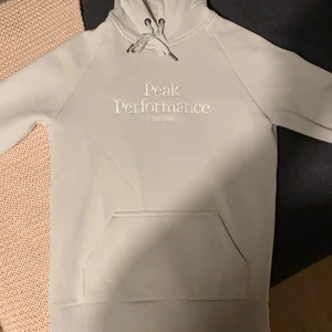 Peak performance hoodie  - En skitsnygg hoodie från peakperformance i strl S i en jättefin grå beige färg!😋 använd väldigt fåtal gånger så i princip nytt skick! 