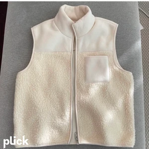 Väst - Säljer denna populära väst!  Storlek L men är liten i storlek 
