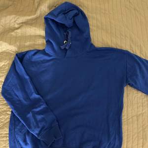 En superfin blå hoodie som är i super bra skick då den knappt är använd. Det är i storlek M men skulle säga att det mer är en M/L. 150+frakt, men kan köpas för 100+ frakt vid snabb affär.