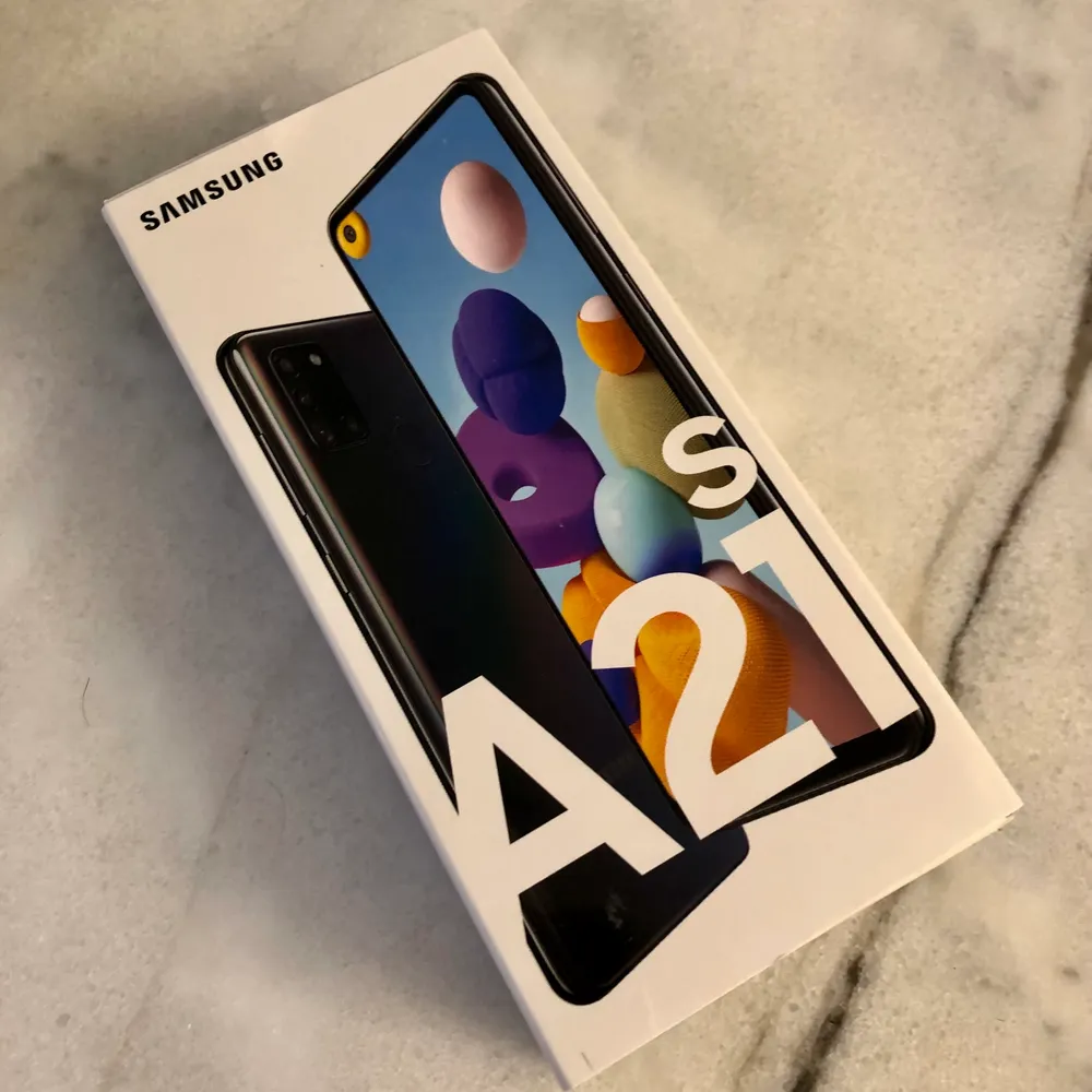 Samsung Galaxy A21s Elegant¸ smart och prisvärd är tre ord som beskriver Samsungs A21s bra. Utrustad med en 6¸5 tum stor Infinity-O-pekskärm¸ 48+8+2+2Mpx-fyrkamera samt ett 5000mAh-batteri med stöd för 15W snabbladdning är detta en självklar kandidat för den som vill ha en bra telefon för ett lägre pris. Mobilen är helt fabriksny och aldrig använd. Det som följer med i paketet är det som ses på bild. Jag fick aldrig med laddare i paktetet för att nämna. Mvh Natascha. 😊. Övrigt.