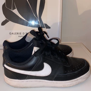 Svarta Nike skor - Svarta Nike skor knappt använda, storlek 38. Nypris runt 800kr, supersköna. Köparen står för frakten och betalning via swish 🖤🖤