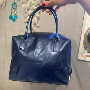 Säljer denna gulliga lilla handväska i lite blå metallic aktiv färg. Den är aldrig använd där av är den k väldigt fint skick. För mer bilder skriv i dm:) ❗️frakt tillkommer❗️