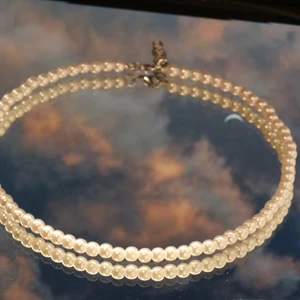 Pärlhalsband Hilda - ett trendigt pärlhalsband som finns i antingen guld eller silverlås