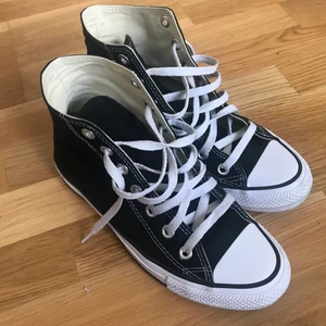 Converse Chuck Taylor All-star 37,5 - Mycket bra skick! Endast använda en gång. Säljes pga fel storlek! Nypris 800