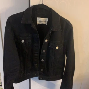 Jeans jacka från ZARA - Svart jeans jacka från ZARA i bra skick☺️