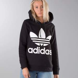 Hej! säljer min adidas hoodie som har blivit för liten för mig 🥰 använd få tal ggr men annars som ny