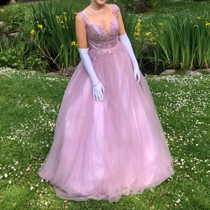 Balklänning från france mode - Storlek 6 (motsvara en xs-s) köpt 2020 och enbart använda några timmar en kväll. Super fin lila färg med glitter på överdelen. Ej uppsydd så den passar flera längder (jag är 168) bud ifrån 4000 kr (nypris 5500)