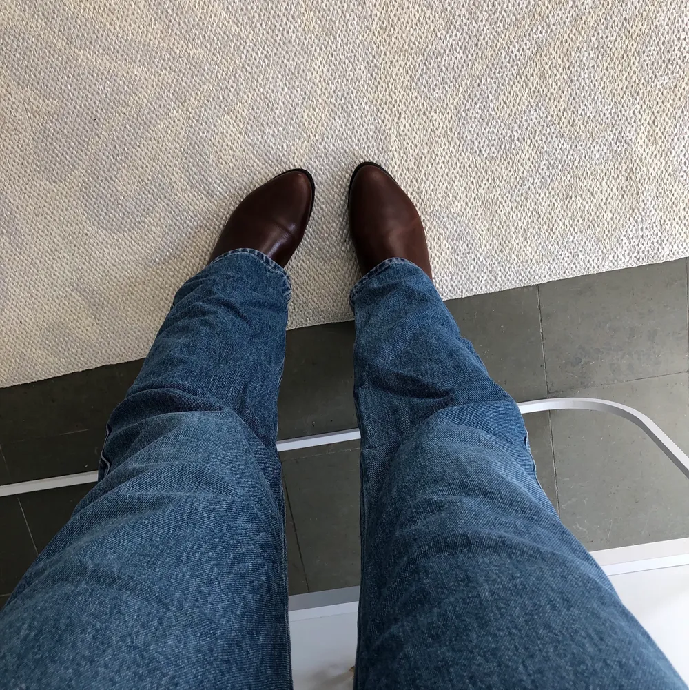 Säljer dessa super fina och stilrena jeansen ifrån weekday! Som man ser på bild två är knäppningen ”sen” och det ger byxorna as cool karaktär! Modellen Skew i storlek 29/32 ifrån weekday!. Jeans & Byxor.