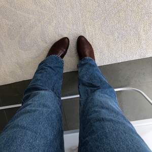 Säljer dessa super fina och stilrena jeansen ifrån weekday! Som man ser på bild två är knäppningen ”sen” och det ger byxorna as cool karaktär! Modellen Skew i storlek 29/32 ifrån weekday!