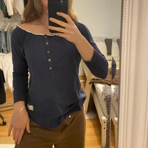 Marinblå Odd Molly topp - Marinblå Odd Molly oversized grampa shirt i stolek s, använd fåtal gg, säljer pga det inte är min stil längre:)