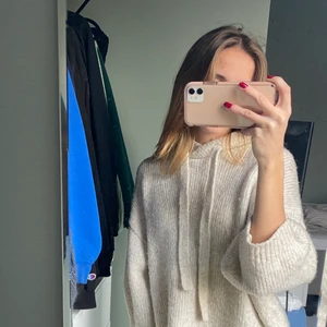 Stickad hoodie - Säljer denna fina då den inte kommer till användning längre. Hör av er för fler frågor eller bilder🥰