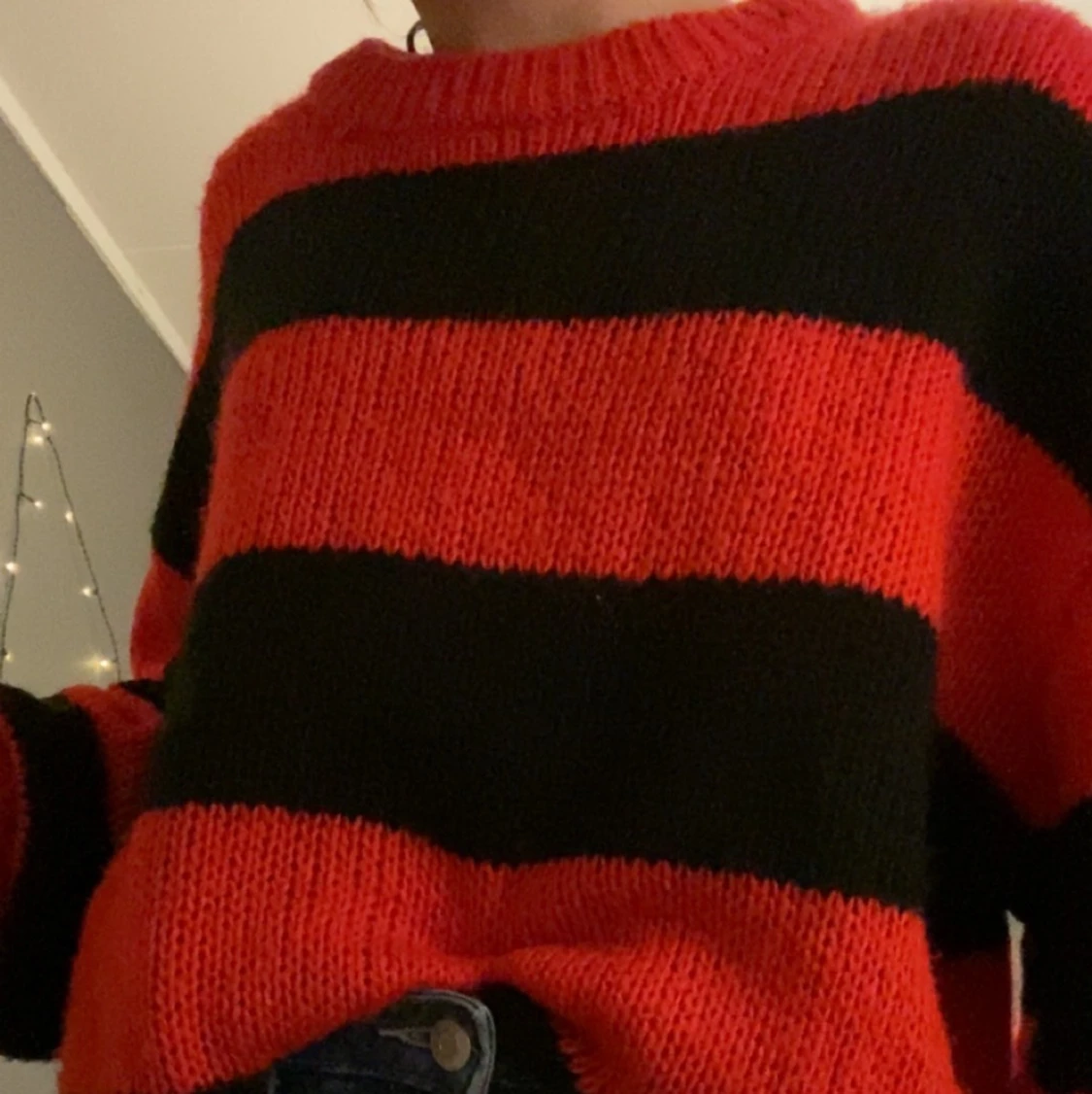 Svart röd randig sweatshirt 