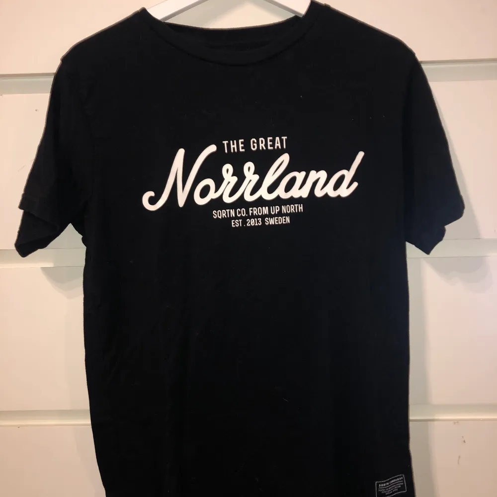 En svart Norrlands T-shirt i storlek XS. Den är bara använd några gånger så den är i väldigt fint skick!         Köpare står för frakten. Möjlighet finns dock att hämta varan i centrala Sundsvall eller Sörberge/Timrå.      . T-shirts.