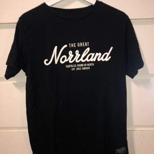 En svart Norrlands T-shirt i storlek XS. Den är bara använd några gånger så den är i väldigt fint skick!         Köpare står för frakten. Möjlighet finns dock att hämta varan i centrala Sundsvall eller Sörberge/Timrå.      