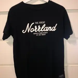 En svart Norrlands T-shirt i storlek XS. Den är bara använd några gånger så den är i väldigt fint skick!         Köpare står för frakten. Möjlighet finns dock att hämta varan i centrala Sundsvall eller Sörberge/Timrå.      