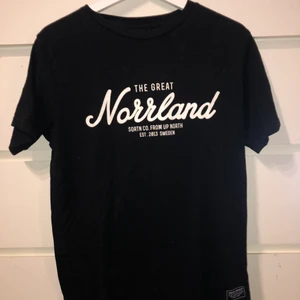 Norrlands t-shirt XS - En svart Norrlands T-shirt i storlek XS. Den är bara använd några gånger så den är i väldigt fint skick!         Köpare står för frakten. Möjlighet finns dock att hämta varan i centrala Sundsvall eller Sörberge/Timrå.      