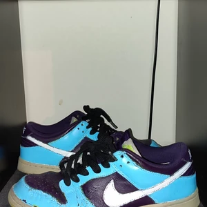 Nike dunk low storlek 43 - Målade med angulus läderfärg. Perfekta för goofy skejtare som inte vill betala 3000+ för nya dunk lows
