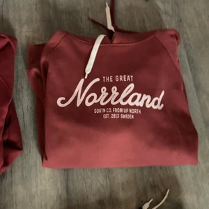 The great norrland hoodie  - Fint skick, hjälper min far att sälja bort kläder som har blivit förstor! Storlek XXL 300kr