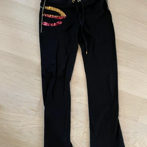 Mjukixbyxor - Svarta mjukisbyxor, strl M 🖤 säljer även hoodien som hör ihop med byxorna! 