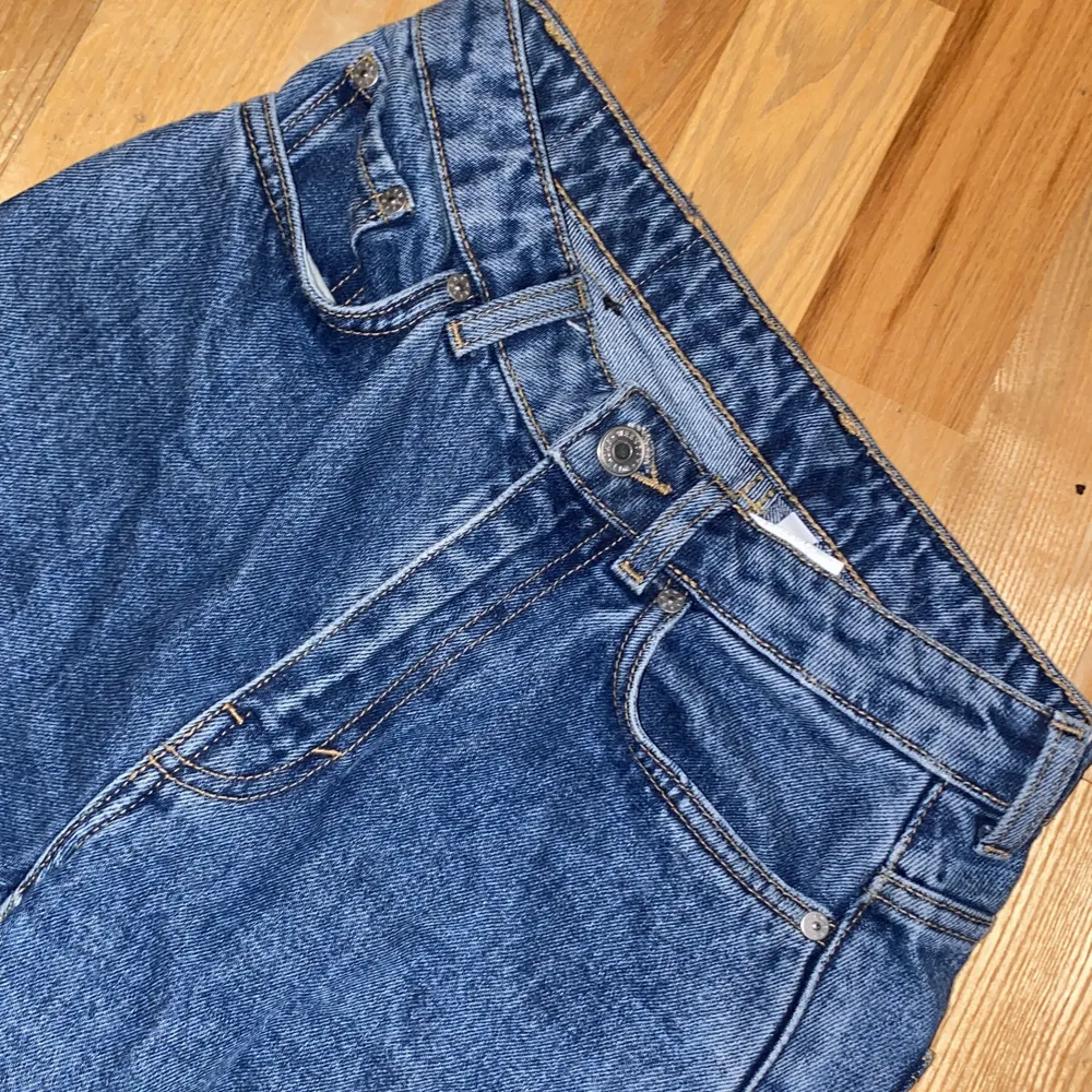 Ett par jeans som blivit alldeles för små men är så najs! Det är ett par riktiga jeans men stuprörs-känsla ner mot benen! . Jeans & Byxor.