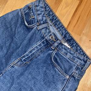 Ett par jeans som blivit alldeles för små men är så najs! Det är ett par riktiga jeans men stuprörs-känsla ner mot benen! 