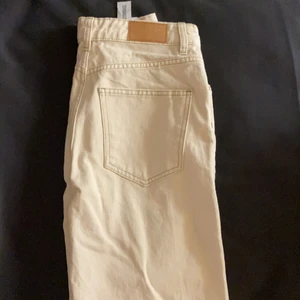 Jeans från ASOS - Nya jeans från ASOS. Prislappen är kvar, Säljer för 100 kr +frakt❤️